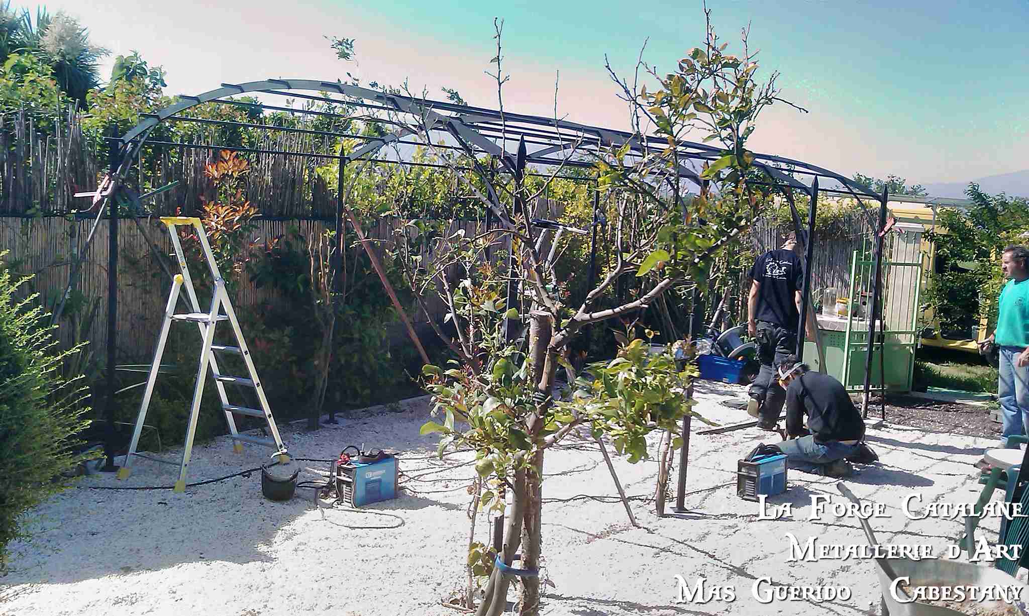 tonelle en fer cintree Serrat d en vaquer 2010 forge catalane.jpg